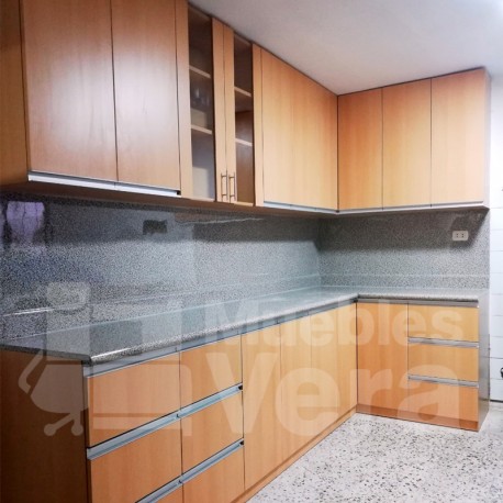 COCINA CON TABLERO POSTFORMADO